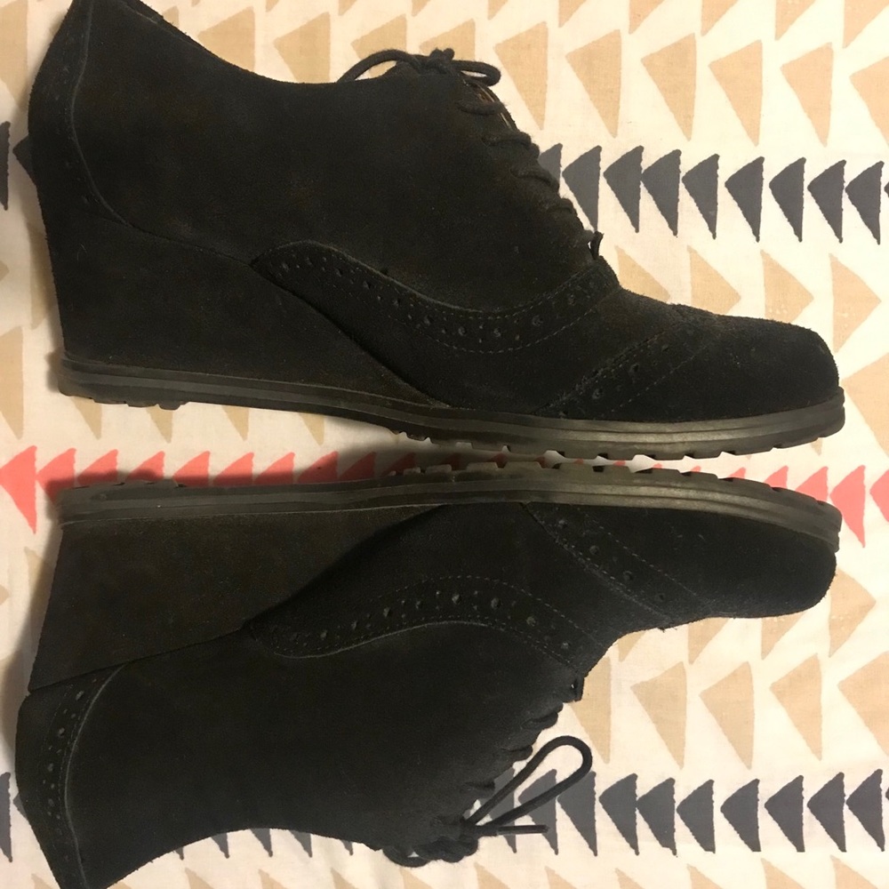 Oxford wedge microsuede shoe | Ellen Tracy Active